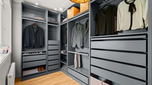 Soverom 3 av 3 som selger benytter som walk-in closet/kontor.