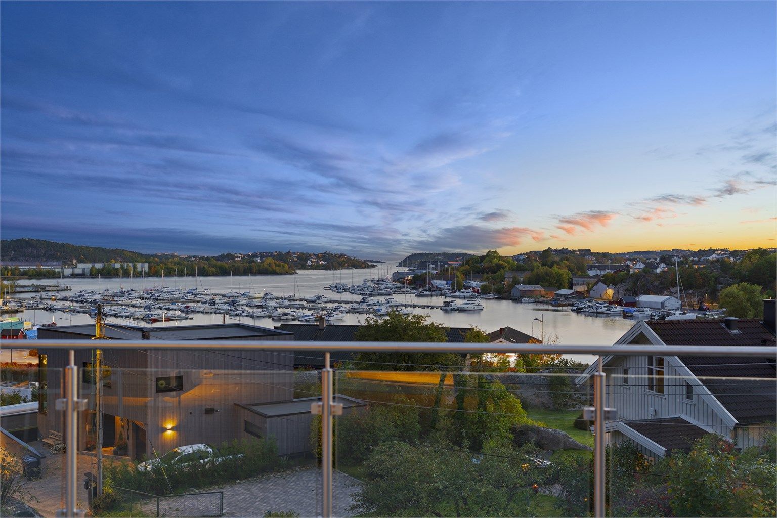 Boligen ligger høyt og fritt til i luftige, åpne omgivelser på populære Lundestadtoppen – et rolig og attraktivt område like utenfor sentrumskjernen. Her får du en flott kombinasjon av utsikt, solforhold og nærhet til byens fasiliteter.