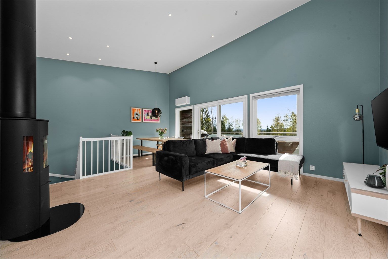 En moderne peisovn er sentralt plassert og gir både varme og hygge på kalde dager.