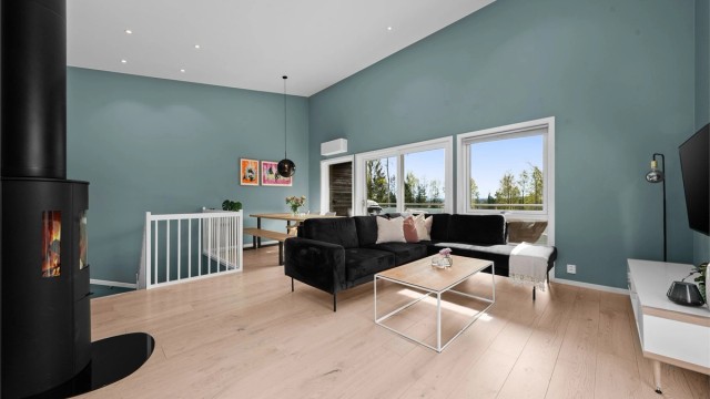 En moderne peisovn er sentralt plassert og gir både varme og hygge på kalde dager.