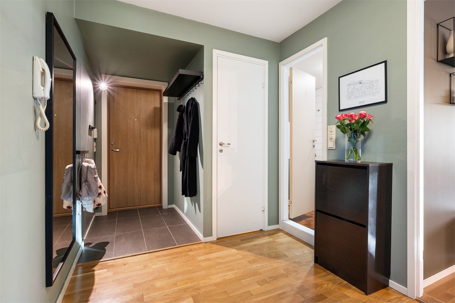 Innbydende entré med lyd- og brannklassifisert ytterdør.