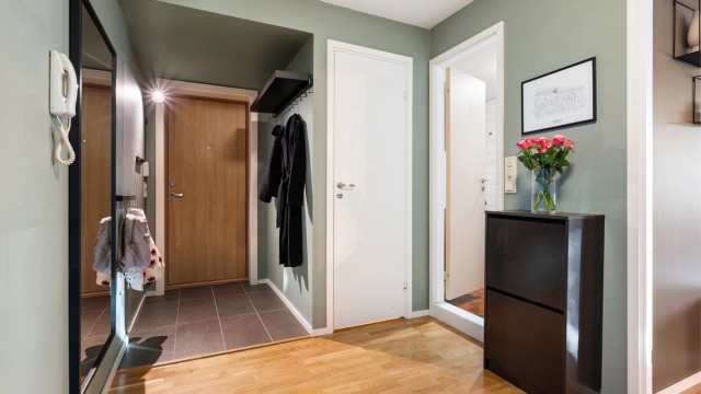 Innbydende entré med lyd- og brannklassifisert ytterdør.