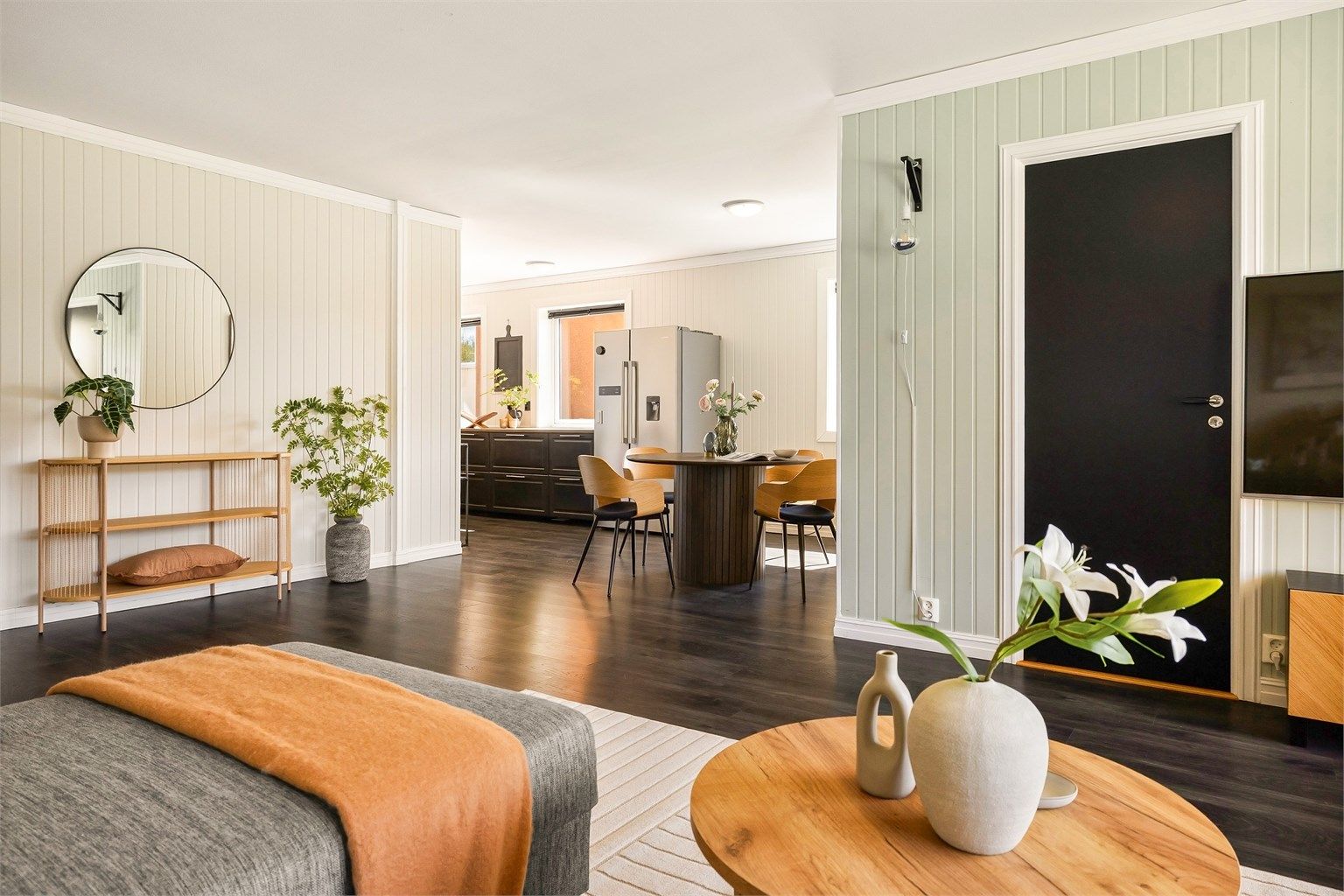 Stuen fremstår som lys og meget tiltalende med store vindusflater. Dette gir rikelig med naturlig lys og dermed en luftig følelse