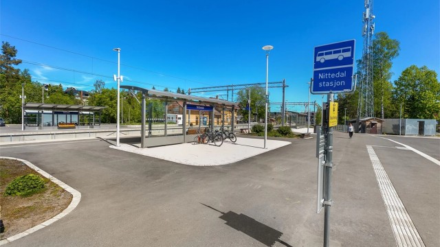 Nittedal tog stasjon, hvor også lokalbussen har holdeplass