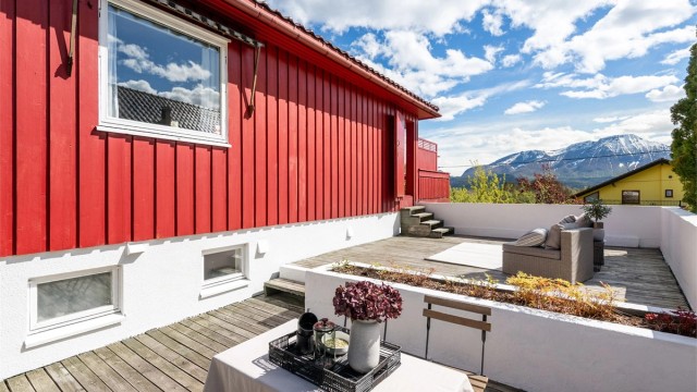 Terrassen mot vest har tredekke og murrekkverk.