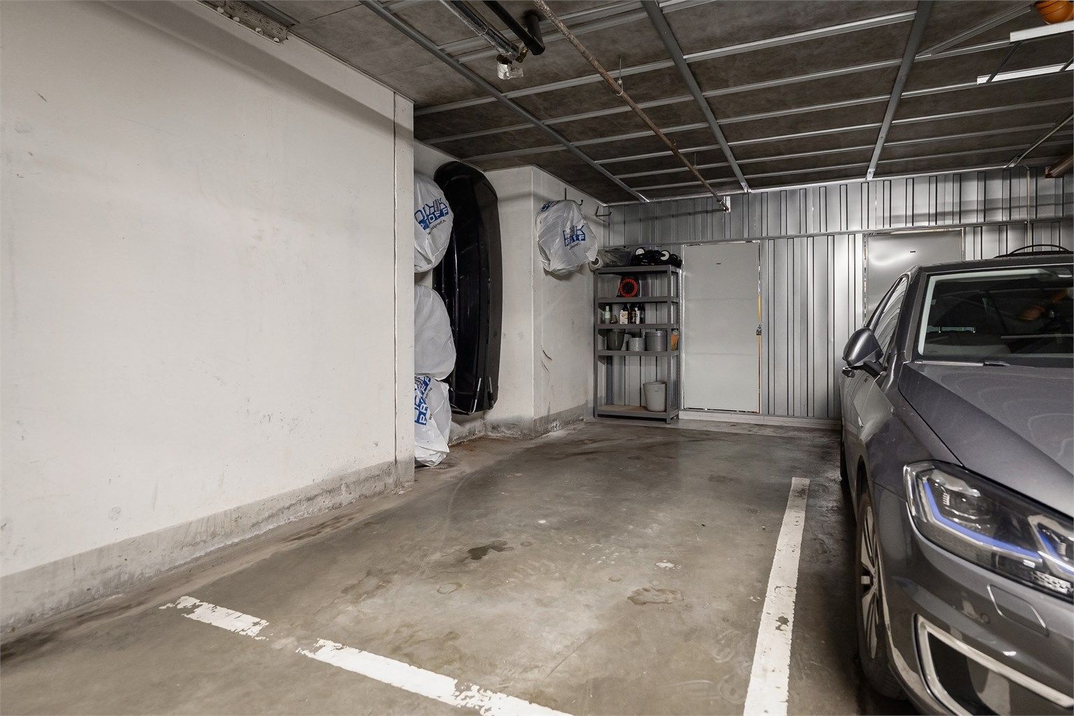Det medfølger en garasjeplass i felles garasjeanlegg. Det er mulighet for å montere elbil-lader på plassen for egen regning. Boligen disponerer også en bod på ca. 5 kvm som ligger bak garasjeplassen
