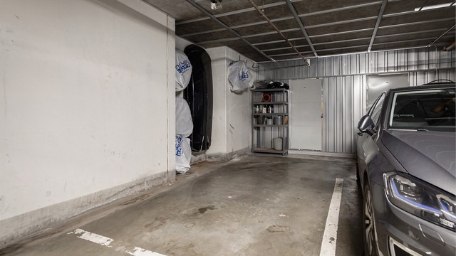 Det medfølger en garasjeplass i felles garasjeanlegg. Det er mulighet for å montere elbil-lader på plassen for egen regning. Boligen disponerer også en bod på ca. 5 kvm som ligger bak garasjeplassen