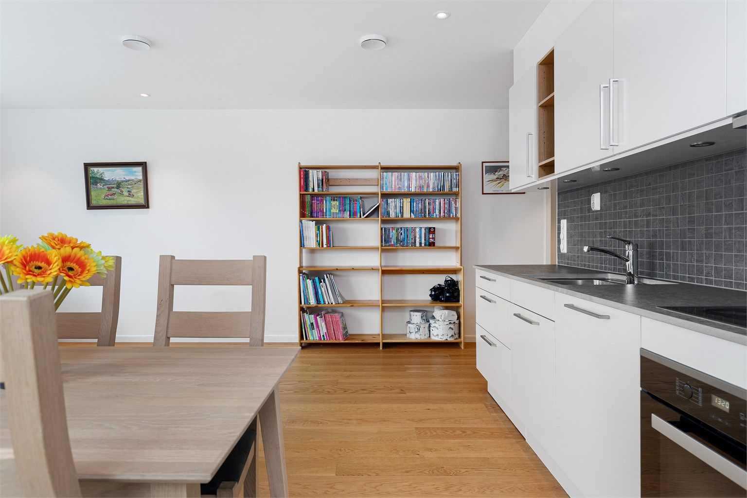 Integrerte hvitevarer på kjøkken medfølger handelen: Ovn, platetopp, oppvaskmaskin, mikro og kombiskap