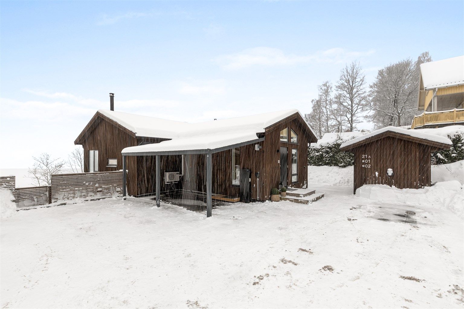 Eiertomt på 792 kvm. Boligen har eiet tomt opparbeidet med asfaltert innkjørsel, terrasse og plenareal. Carport med elbillader. Frittstående bod.