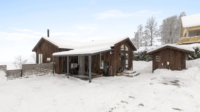 Eiertomt på 792 kvm. Boligen har eiet tomt opparbeidet med asfaltert innkjørsel, terrasse og plenareal. Carport med elbillader. Frittstående bod.