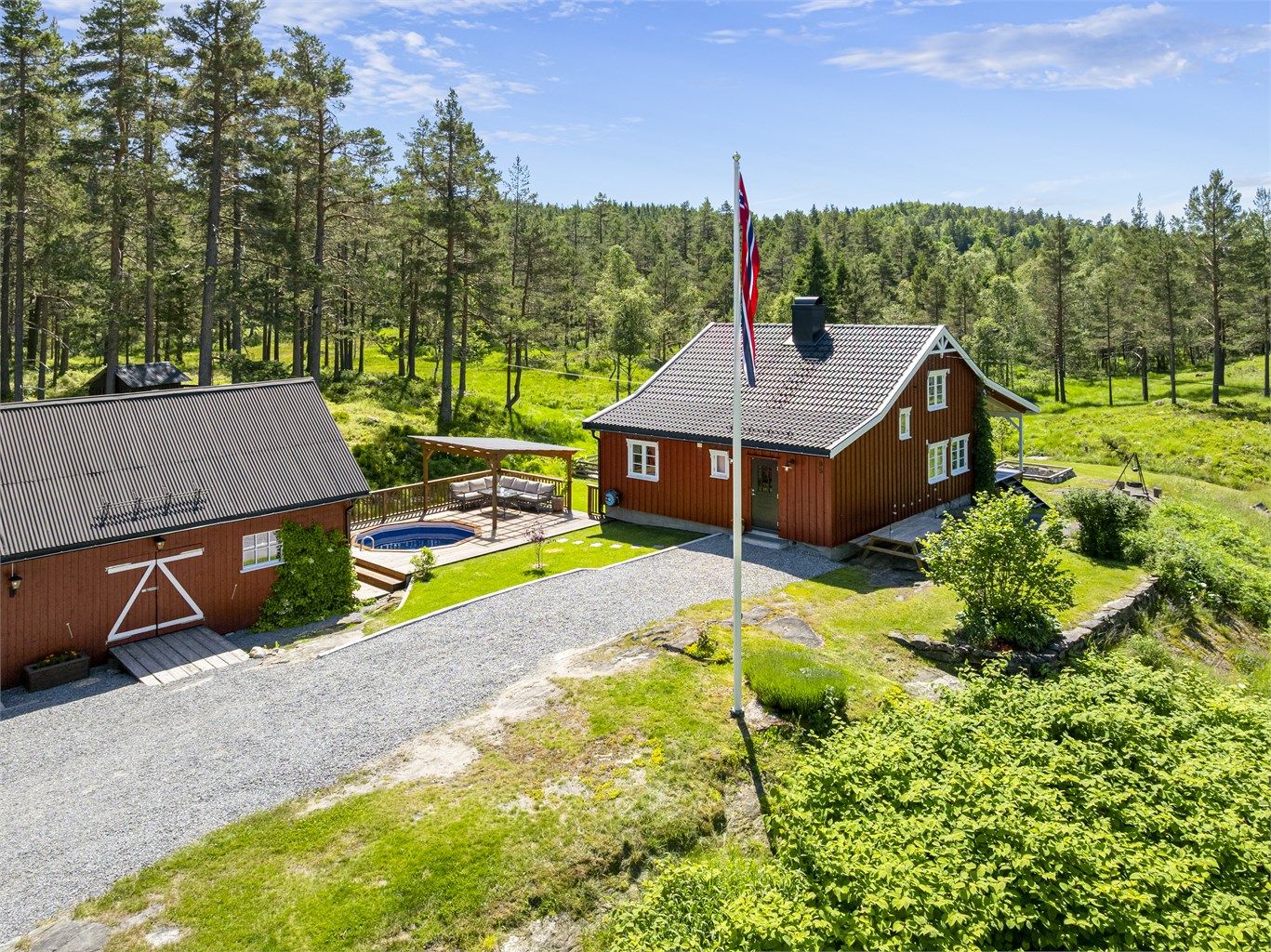 Velkommen til Flaten 95! En fantastisk eiendommen i solrike og naturskjønne omgivelser med fint opparbeidede uteområder. 