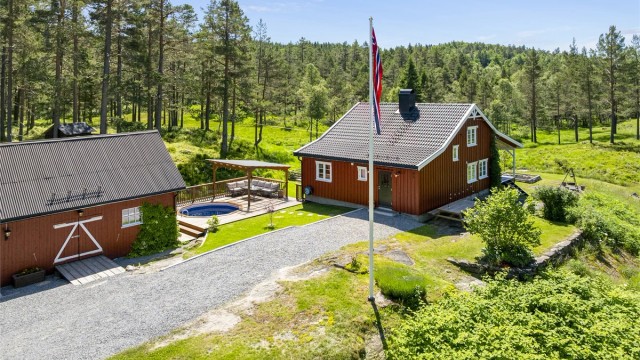 Velkommen til Flaten 95! En fantastisk eiendommen i solrike og naturskjønne omgivelser med fint opparbeidede uteområder.