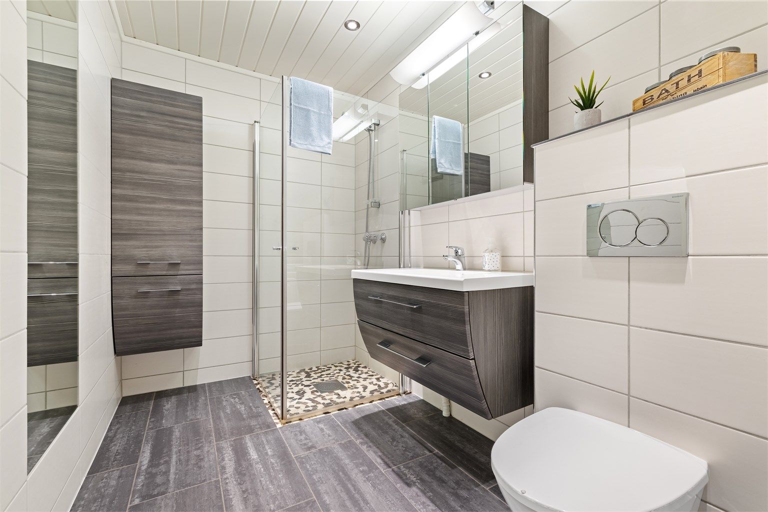 I u.etg finner man boligens bad/wc som er delikat flislagt med stilige fliser i klassiske fargevalg. Badet har opplegg for vaskemaskin og stikk til tørketrommel