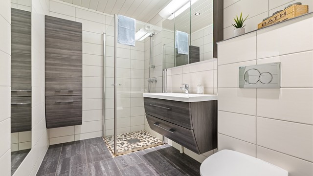 I u.etg finner man boligens bad/wc som er delikat flislagt med stilige fliser i klassiske fargevalg. Badet har opplegg for vaskemaskin og stikk til tørketrommel