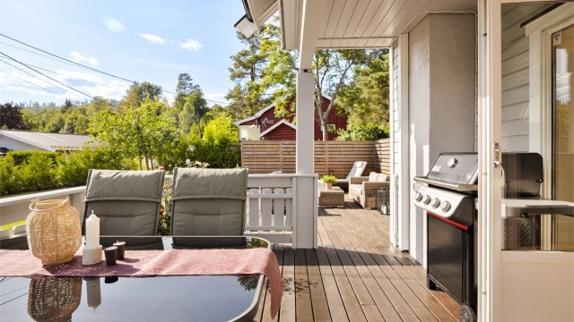 Sol fra ca. kl. 10.00 til 21.00 (midtsommerstid) iflg. selger.
