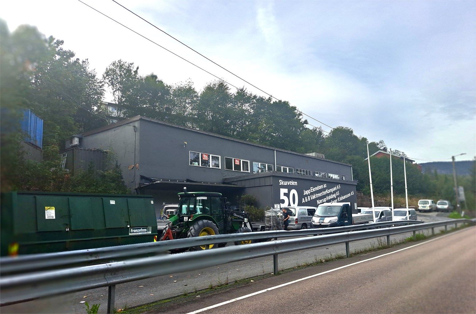 Skuiveien 50 er et næringsbygg som ligger nært til veien og har flere bruksmuligheter