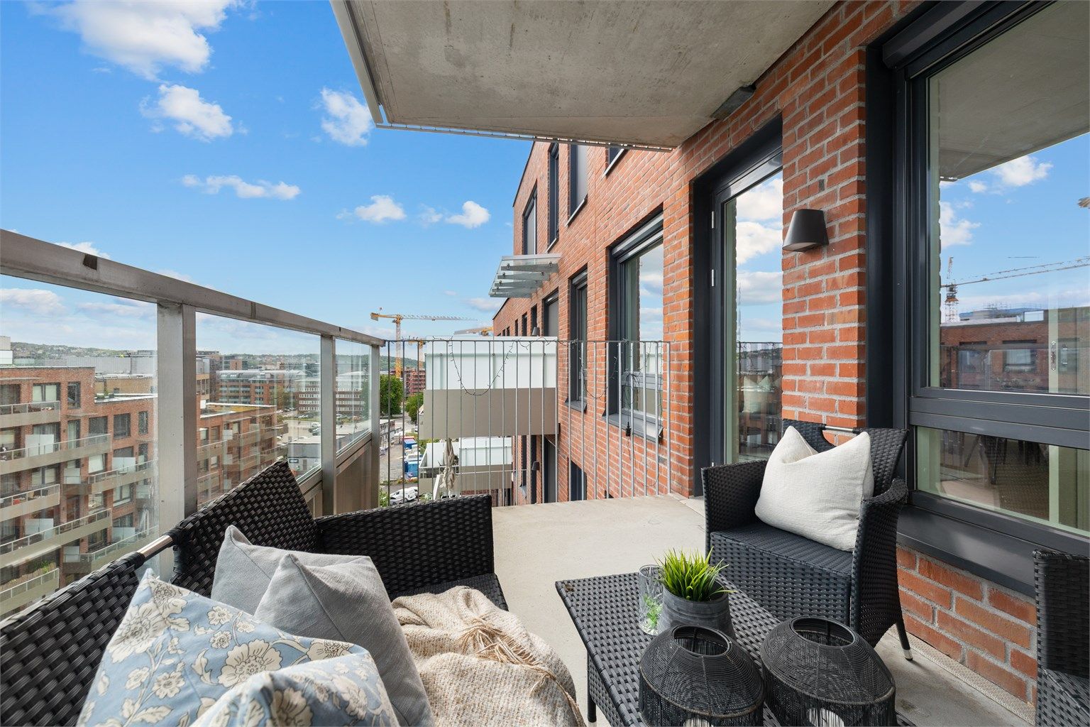 Romslig sydvendt balkong på 8 kvm med god plass til utemøbler og grill.