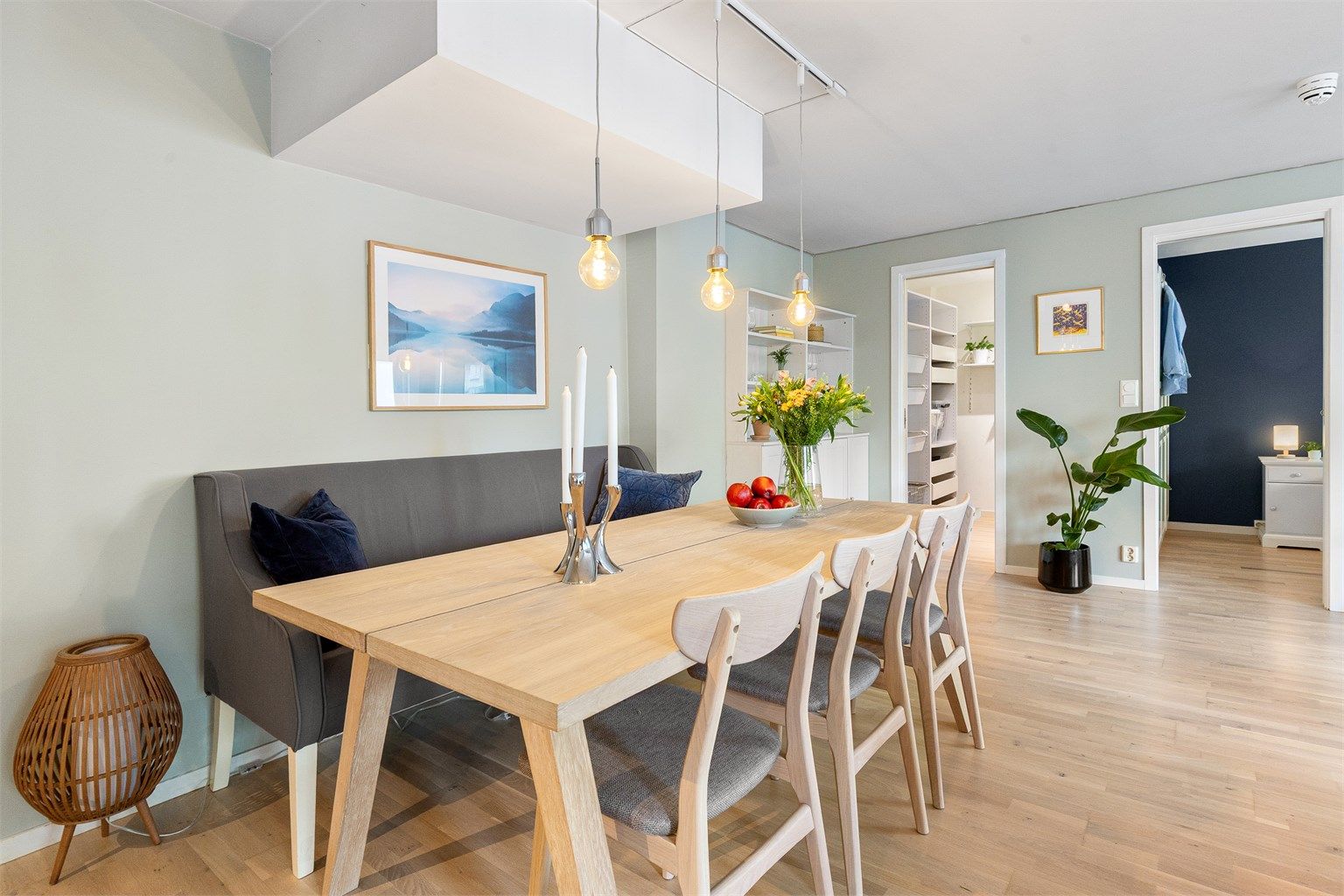 Spisestuen har god plass til et langbord for sosiale sammenkomster.