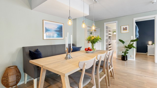 Spisestuen har god plass til et langbord for sosiale sammenkomster.