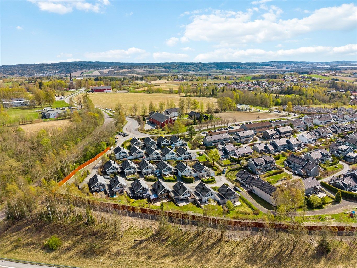 Området er barnevennlig med kort vei til skoler, barnehager og lekeplasser. Ny tøyskjerm ble etabler i 2025 i regi av kommunen. 