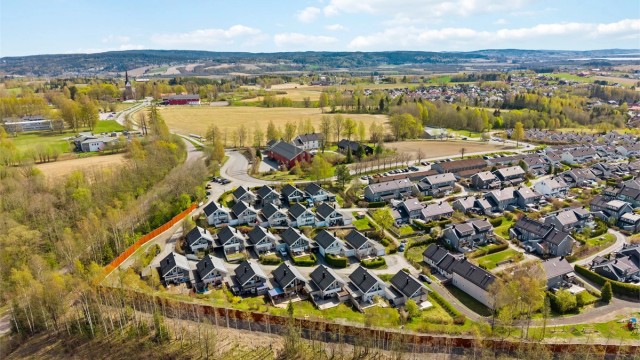 Området er barnevennlig med kort vei til skoler, barnehager og lekeplasser. Ny tøyskjerm ble etabler i 2025 i regi av kommunen.