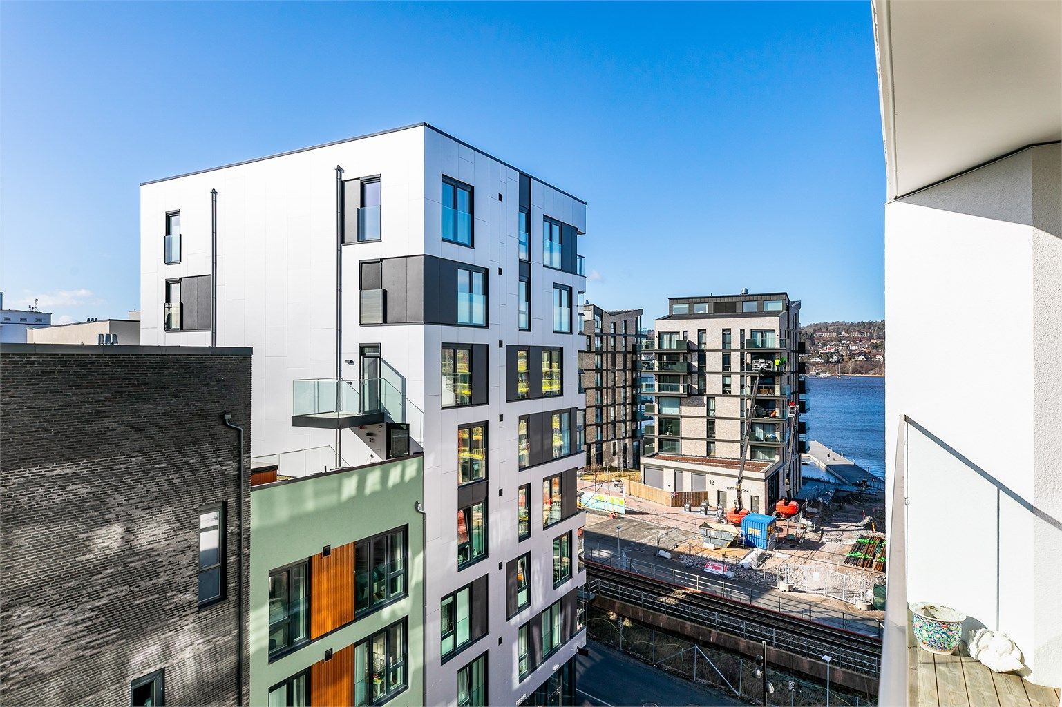 Den luftige høyden av sjette etasje er ensbetydende med flott utsyn fra balkongen - blant annet til Mossesundet.