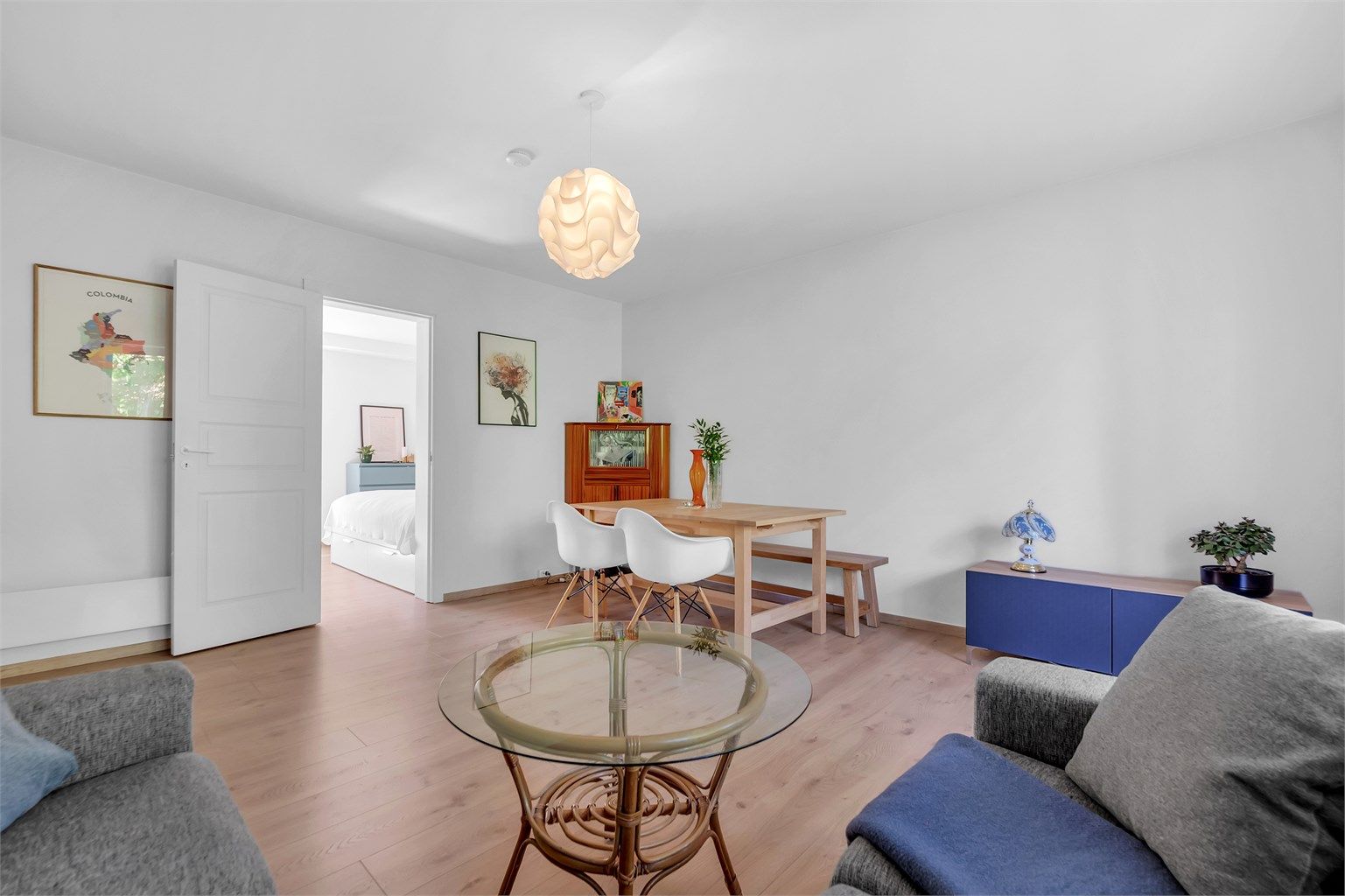 Her er det god plass til å innrede med sofagruppe, salongbord, spisebord og tv-seksjon - alt etter eget behov og ønske. 