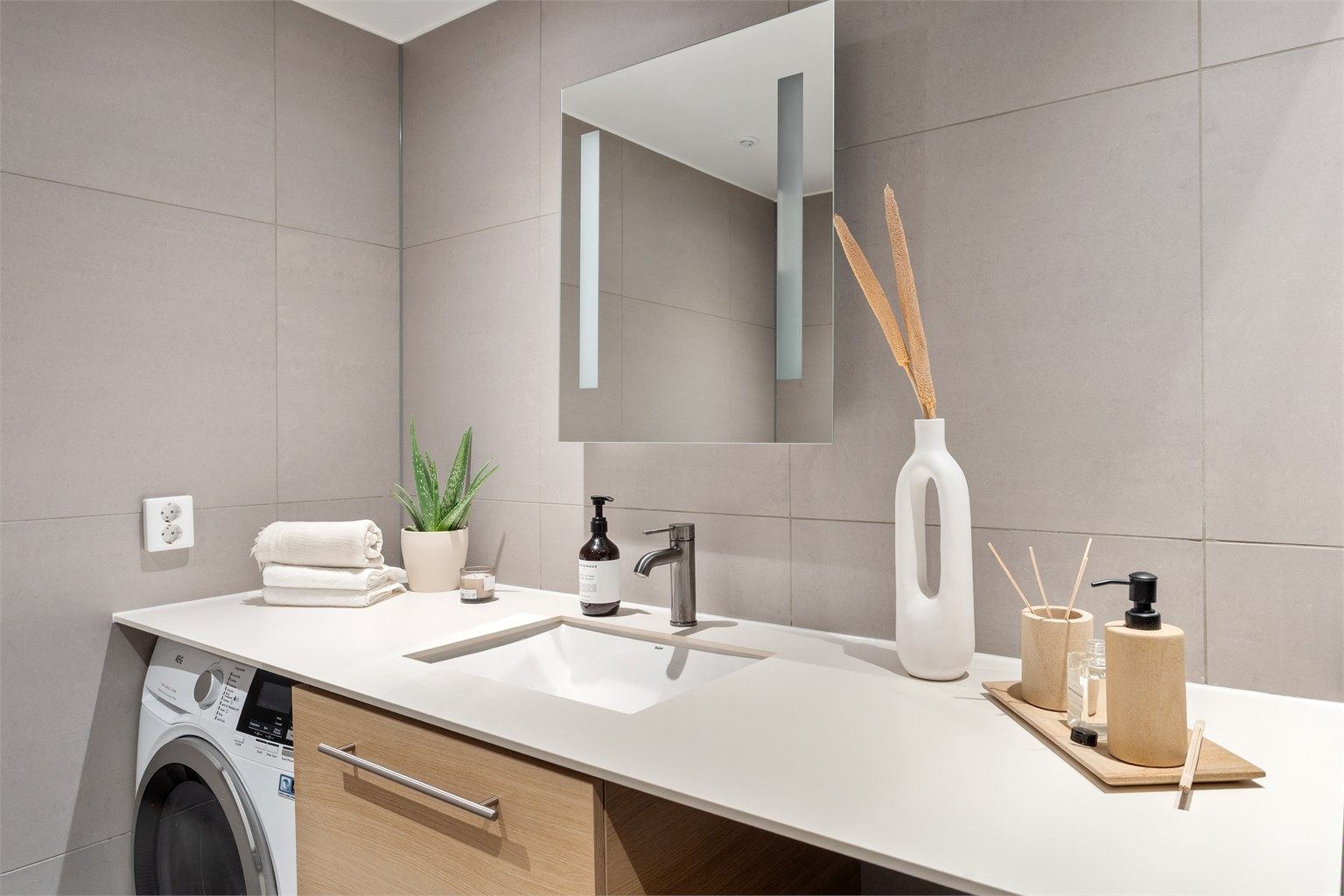 Servant nedfelt i en bred innredning gir rikelig med avlastningsplass. Himlingen har innfelte downlights.