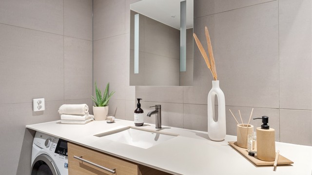 Servant nedfelt i en bred innredning gir rikelig med avlastningsplass. Himlingen har innfelte downlights.