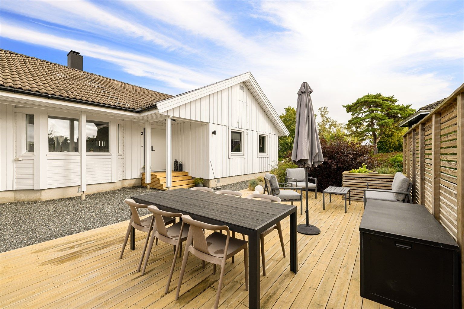 Flere oppgraderinger og påkostninger er utført gjennom de seneste årene, deriblant oppføring av en 24 kvm. stor platting foran inngangspartiet.