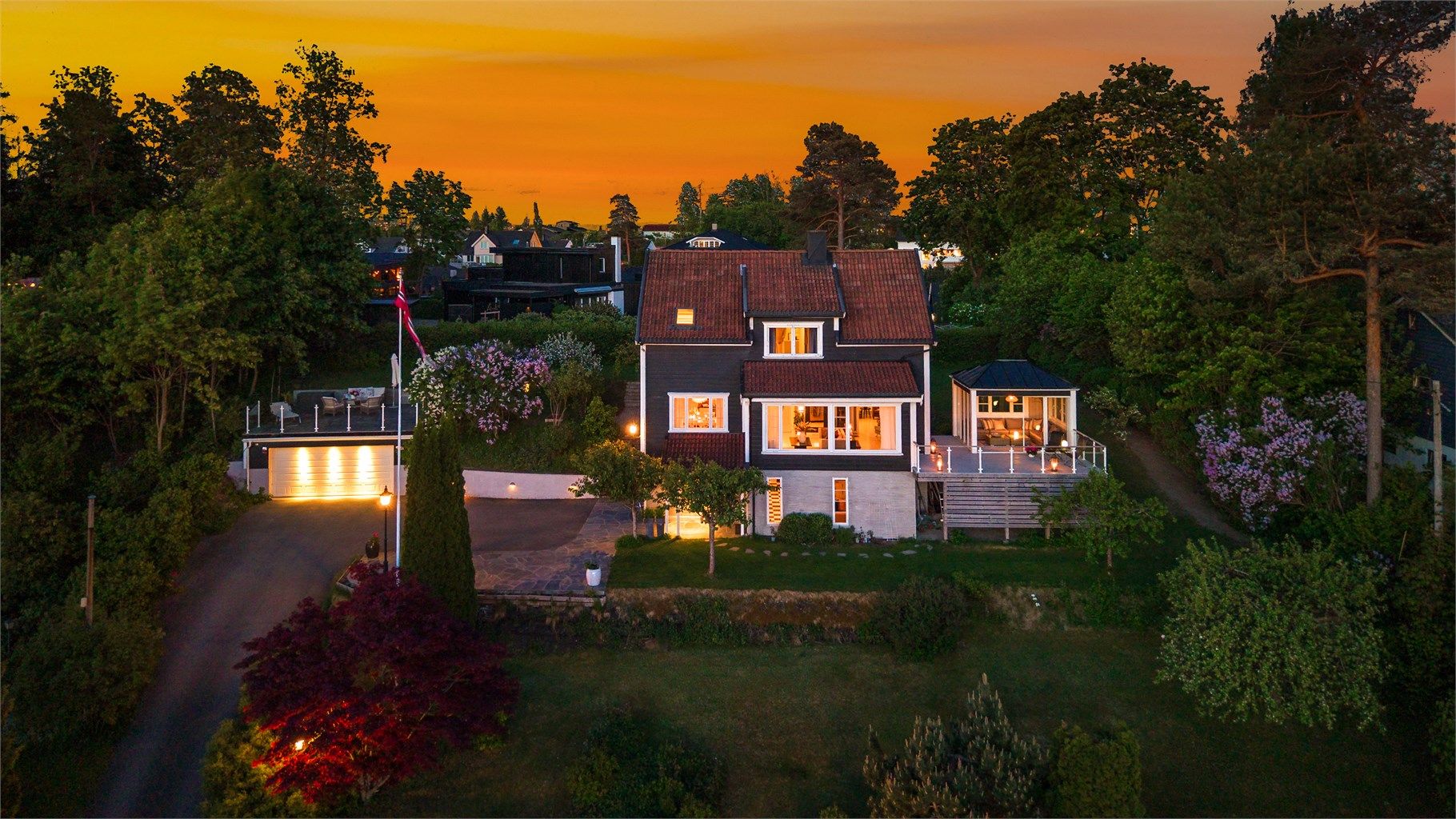 Bakken opp til boligen har varmekabler for enkel adkomst også om vinteren.