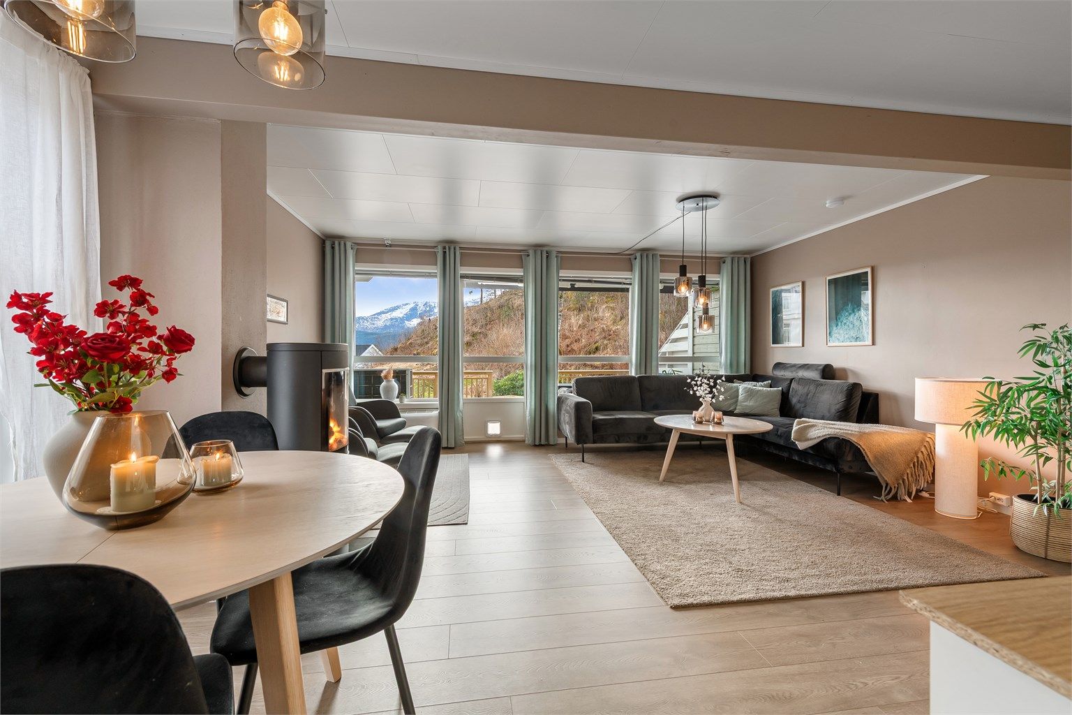 Fra stuen er det direkte utgang til en stor, sørvendt markterrasse.