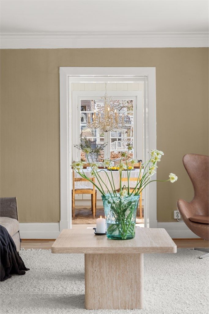 Samspillet mellom materialvalg, farger og håndverksmessig kvalitet gir rommene en lun og innbydende atmosfære