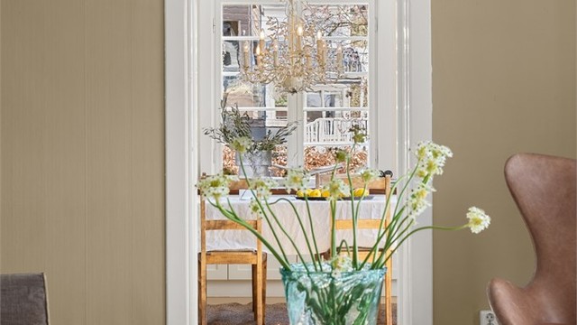 Samspillet mellom materialvalg, farger og håndverksmessig kvalitet gir rommene en lun og innbydende atmosfære