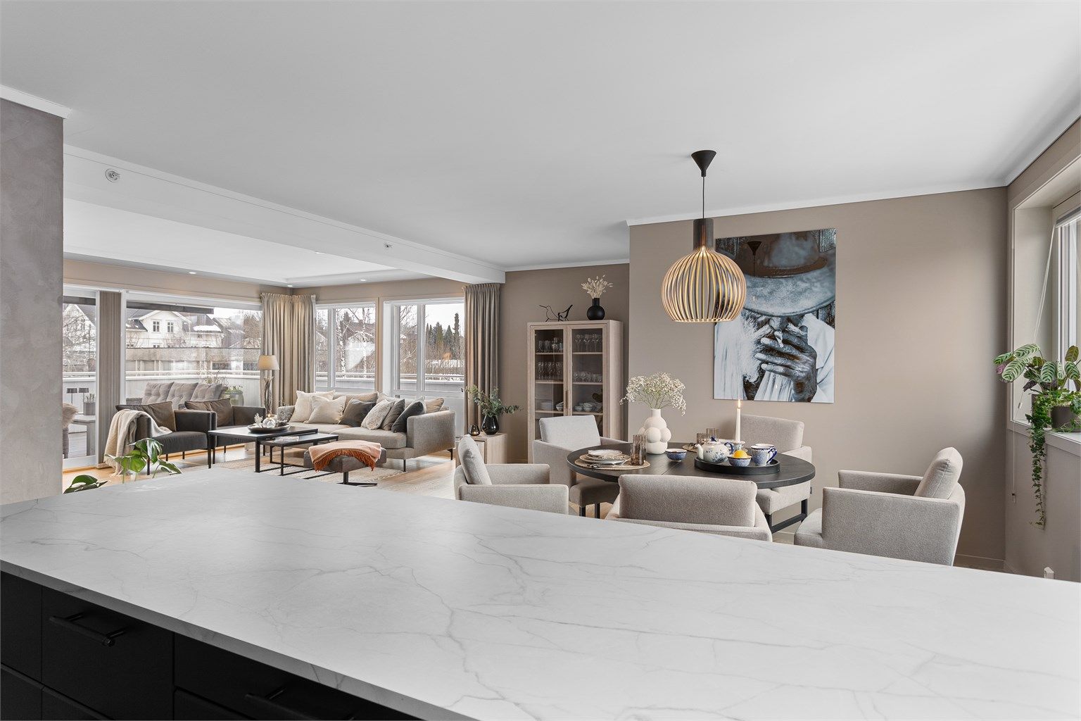 Åpen løsning mellom stue og kjøkken