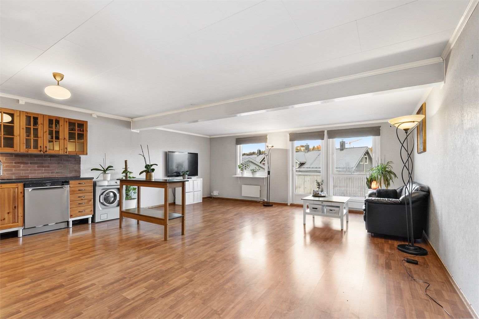 Et lyst og romslig rekkehus over 3 plan, med god planløsning og barnevennlig beliggenhet. Foto: Pål Aanerud.