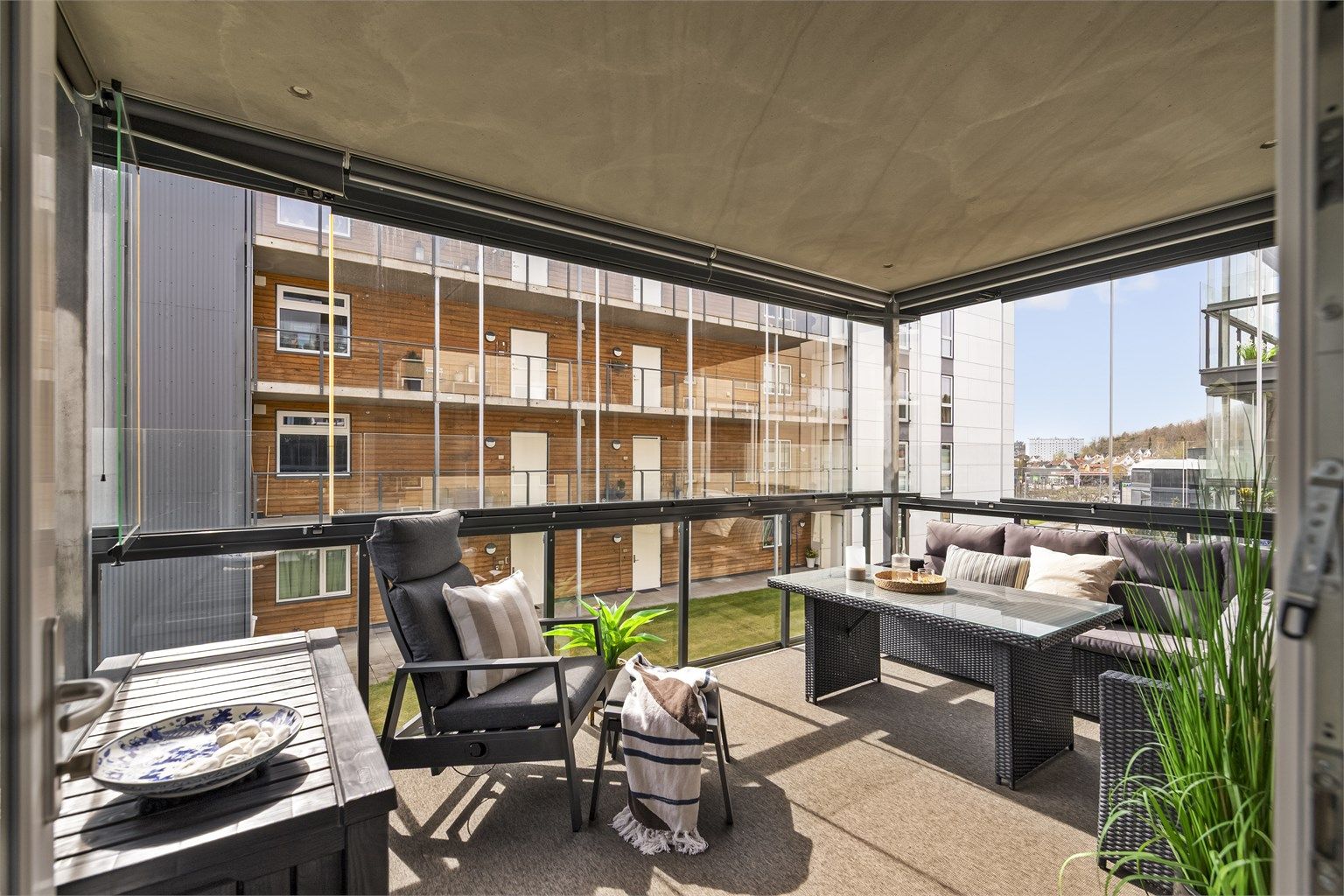 Fra stuen er det utgang til lys og sydvestvendte balkongen på 15 kvm. Balkongen er innglasset og utstyrt med terrassevarmere og elektrisk solskjerming, noe som utvider utesesongen.