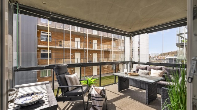 Fra stuen er det utgang til lys og sydvestvendte balkongen på 15 kvm. Balkongen er innglasset og utstyrt med terrassevarmere og elektrisk solskjerming, noe som utvider utesesongen.