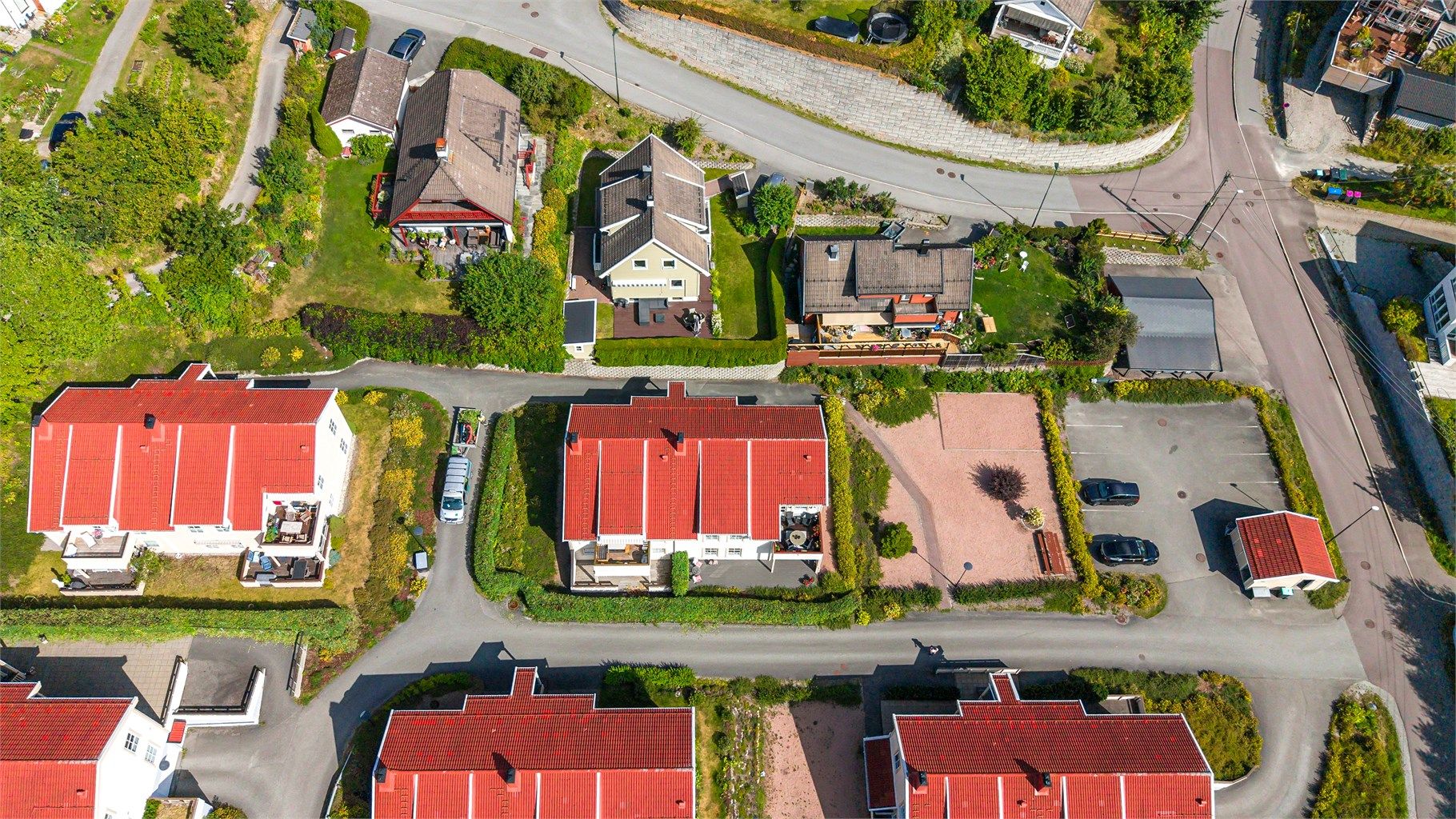 Leiligheten har en gjennomtenkt planløsning med to gode soverom, praktisk toalettrom og baderom.