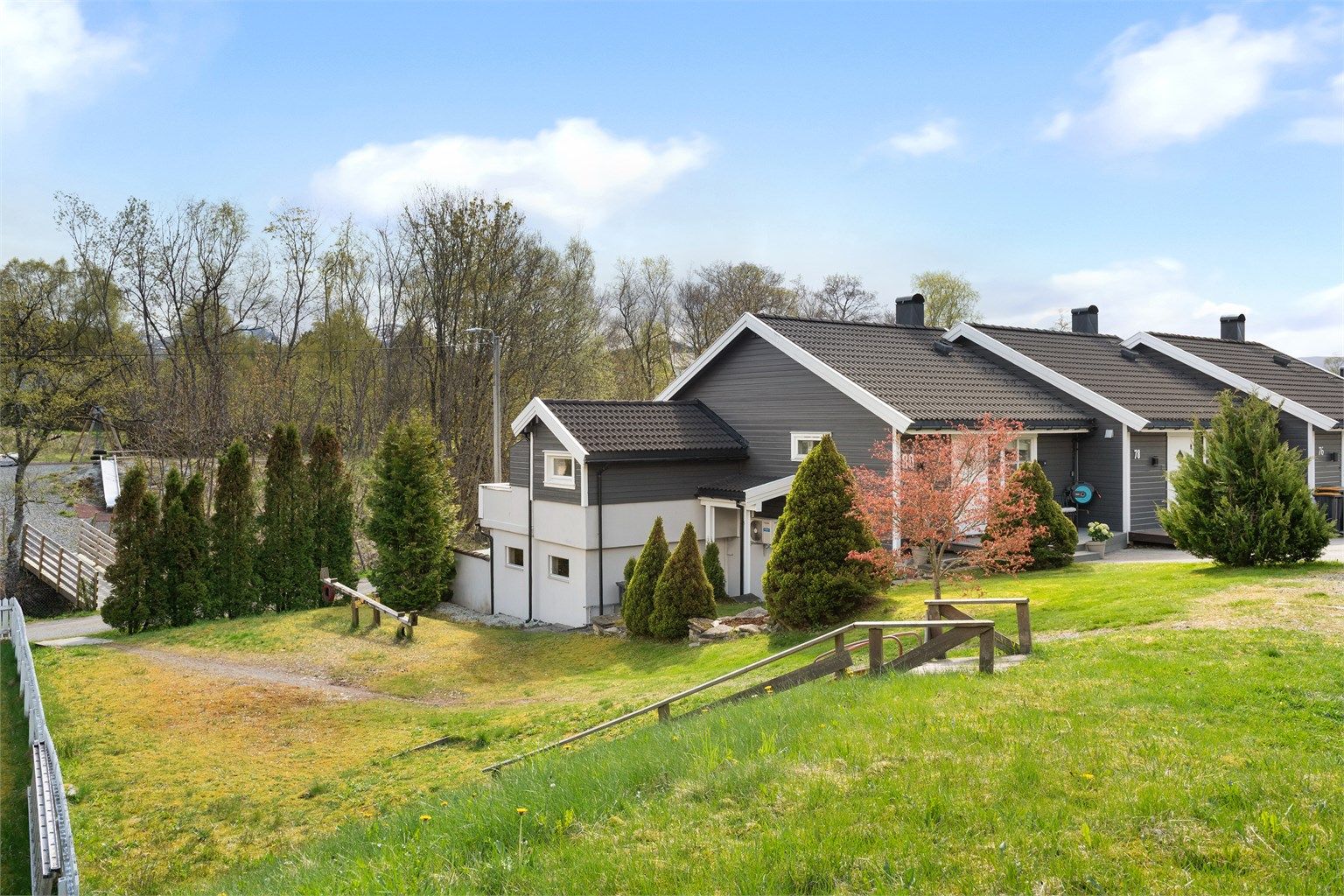 Rekkehuset er beliggende på ende og grenser mot friareal