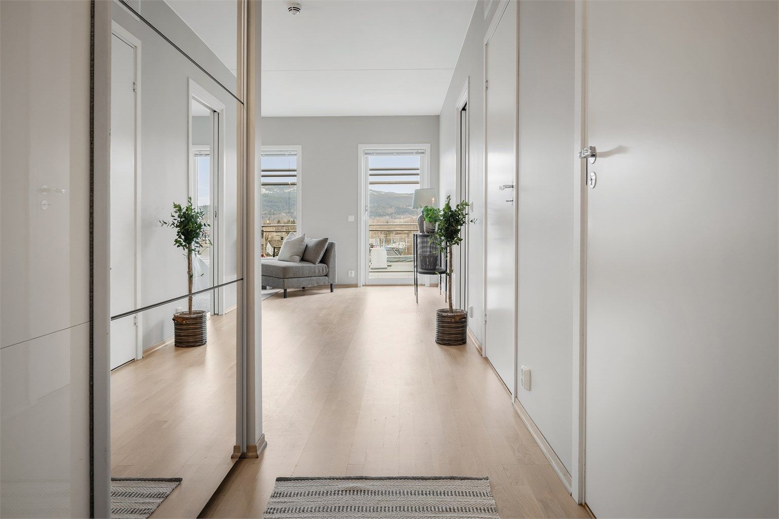 Entré med dørcallinganlegg og skyvedørsgarderobe.