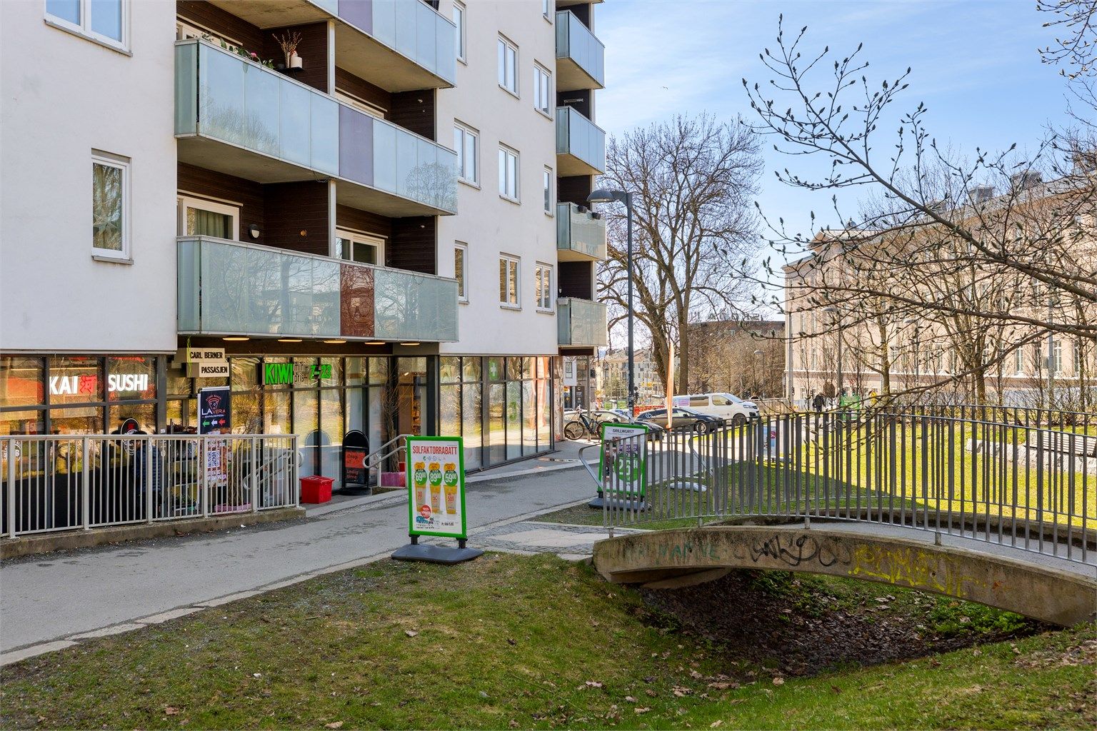 Nærmeste dagligvarebutikk, Kiwi Hasleveien, ligger kun ett minutts gange fra leiligheten.