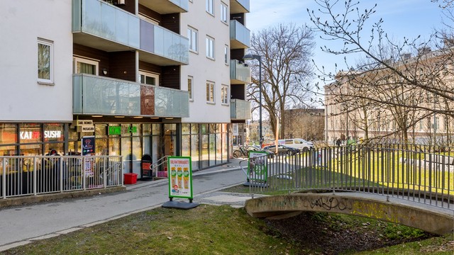 Nærmeste dagligvarebutikk, Kiwi Hasleveien, ligger kun ett minutts gange fra leiligheten.