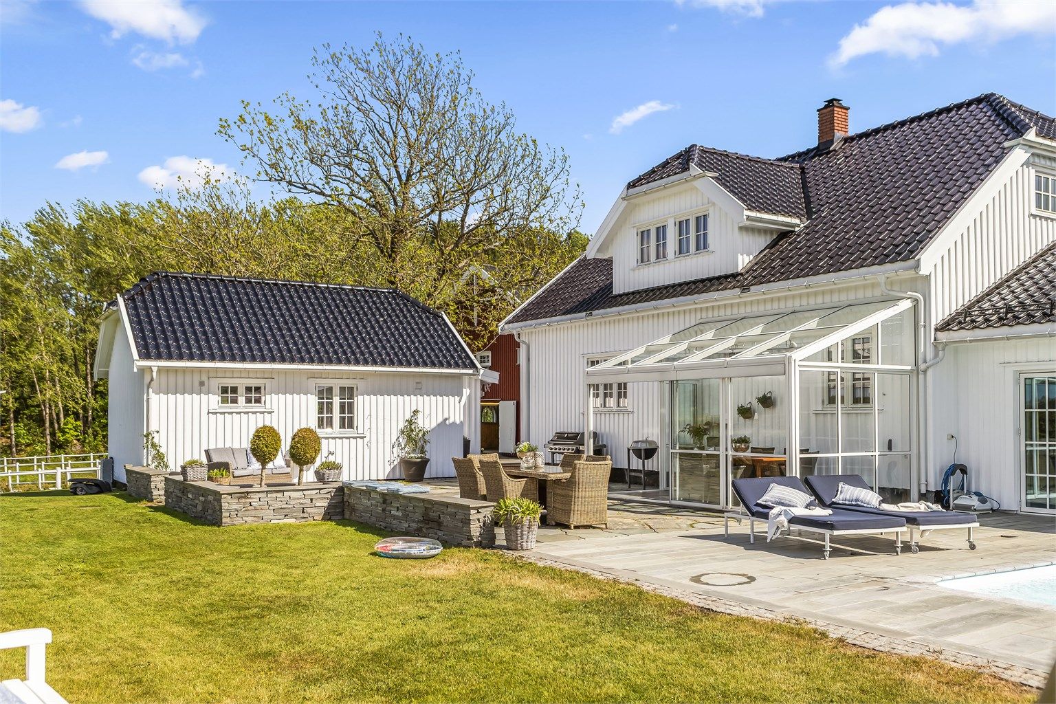 Til venstre i bildet, det lille huset, er kårboligen og inneholder stue/kjøkken, soverom og bad.