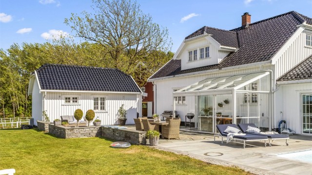 Til venstre i bildet, det lille huset, er kårboligen og inneholder stue/kjøkken, soverom og bad.