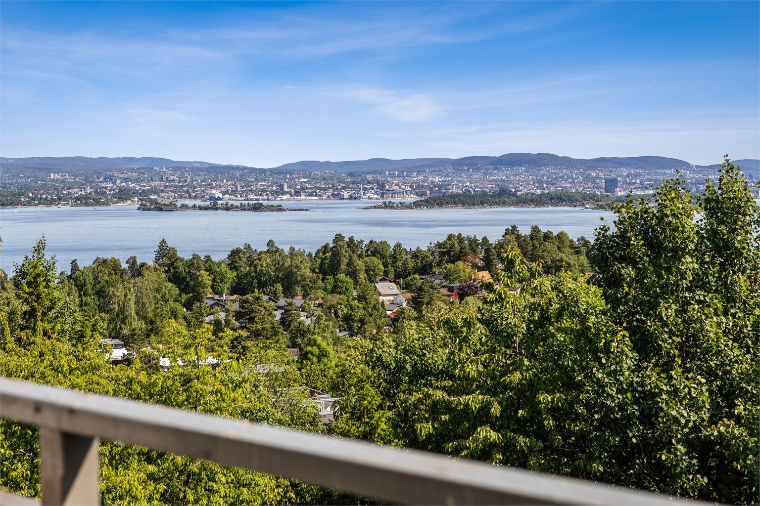 Balkongen er overbygget, noe som gjør det mulig å nyte dette magiske panoramaet året rundt. Om kvelden lyser hovedstaden opp på motsatt side av fjorden, og gir en magisk utsikt.