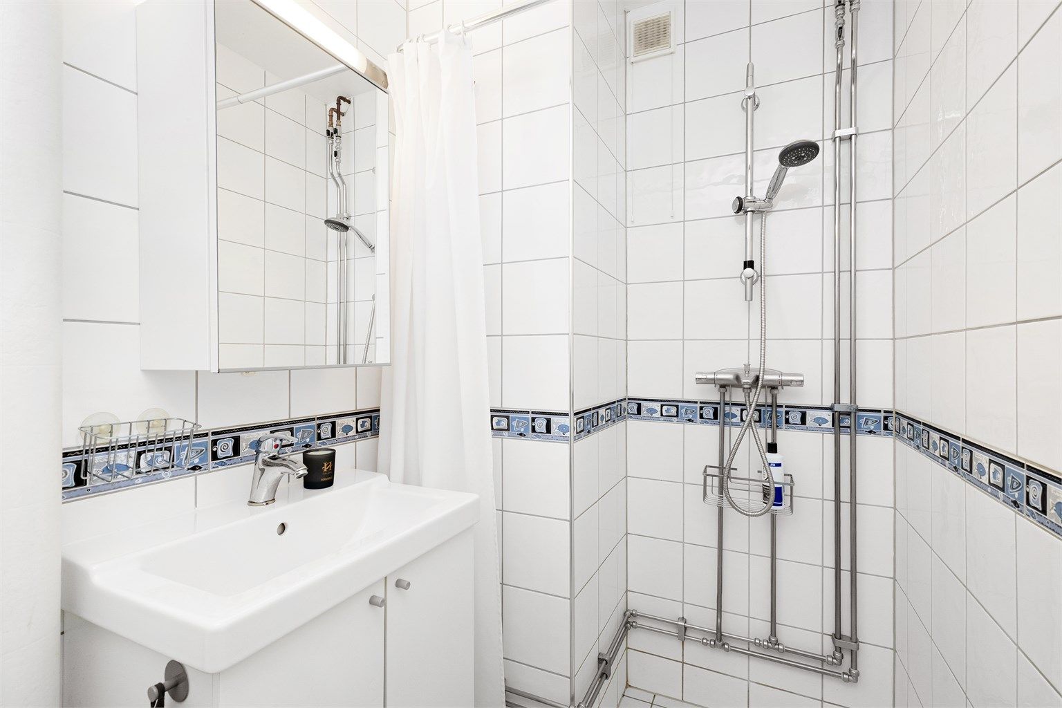 Badet er ifølge eier oppgradert i 2013 og er innredet med flislagte overflater, servantinnredning, toalett og dusjsone.