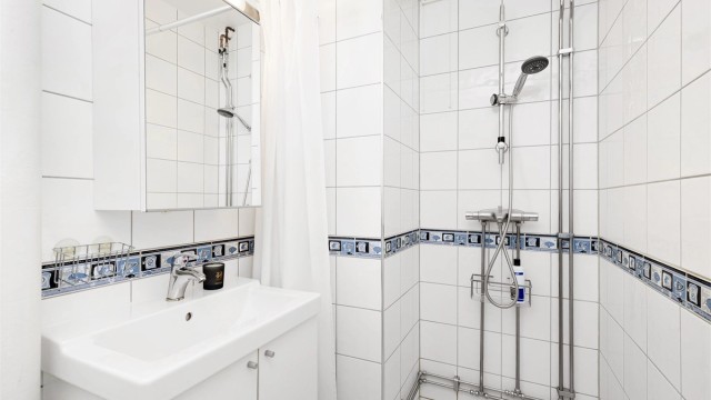 Badet er ifølge eier oppgradert i 2013 og er innredet med flislagte overflater, servantinnredning, toalett og dusjsone.