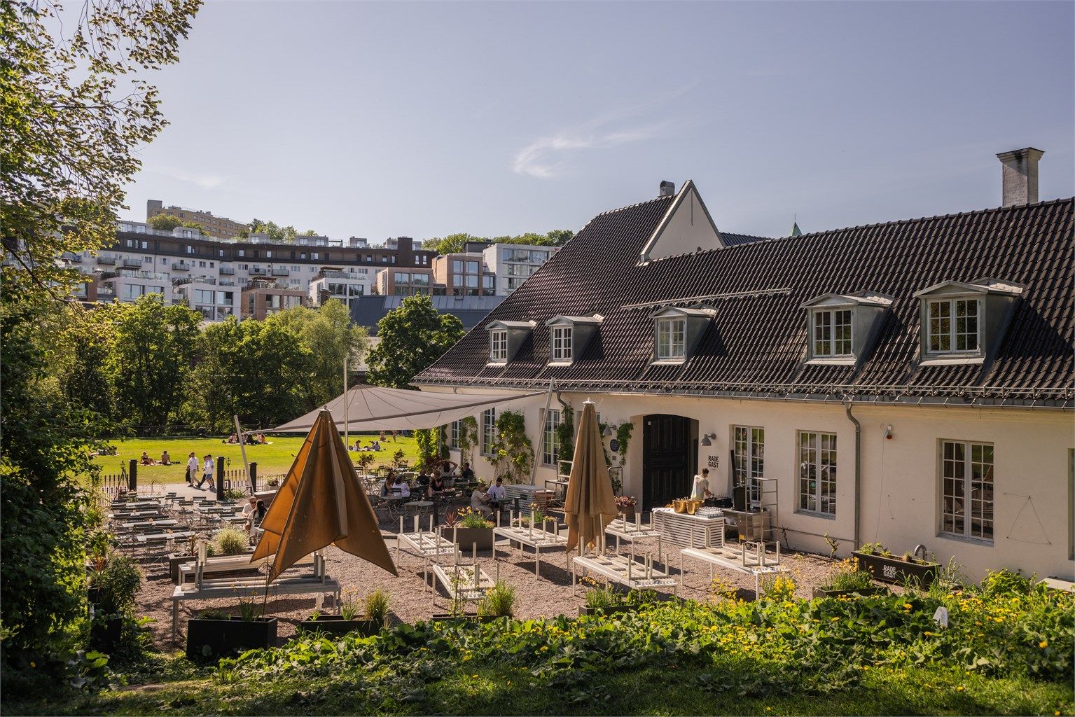 På Nedre Foss gård finner du sesongbasert mat på et lekkert spisested i en restaurert gårdsbygning fra 1800-tallet.