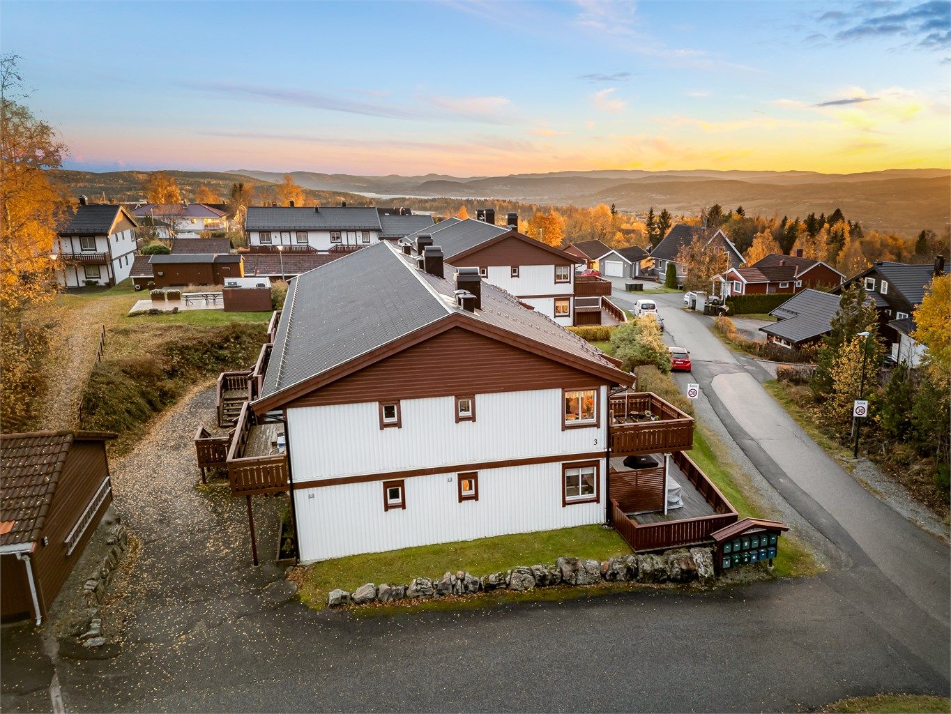 Selger opplyser om at det disponeres en bod og et lagringsloft i tilknytning til garasjeplassen.